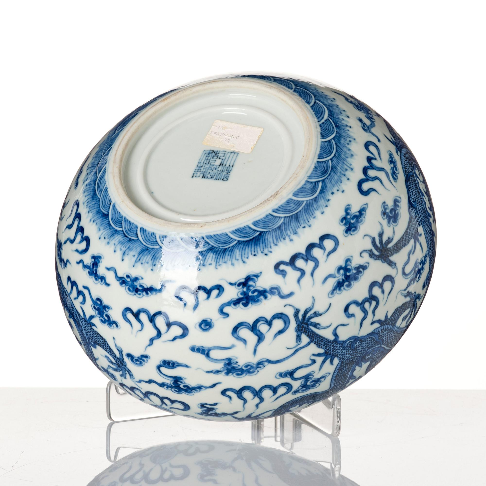 A blue and white jardiniere, late Qing dynasty.
