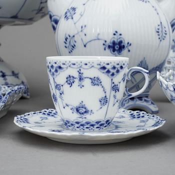 DELAR TILL SERVIS, 38 delar, porslin, "Musselmalet", Royal Copenhagen.