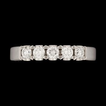 RING, 14k vitguld, 5 briljantslipade diamanter tot ca 0,61ct. Vikt ca 6,0 gram.