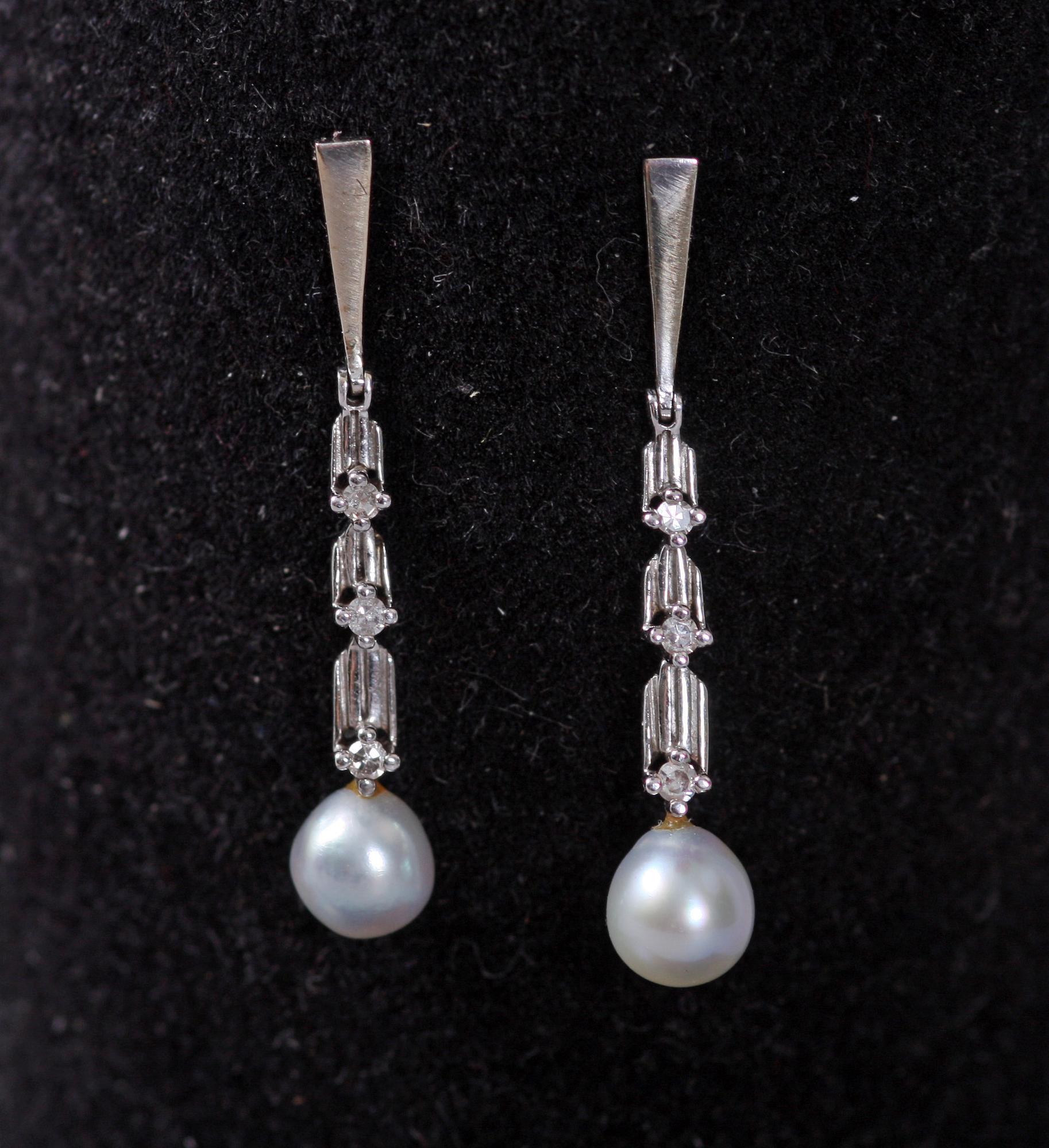 ÖRHÄNGEN, vitguld 14 k m odlade pärlor o briljanter.