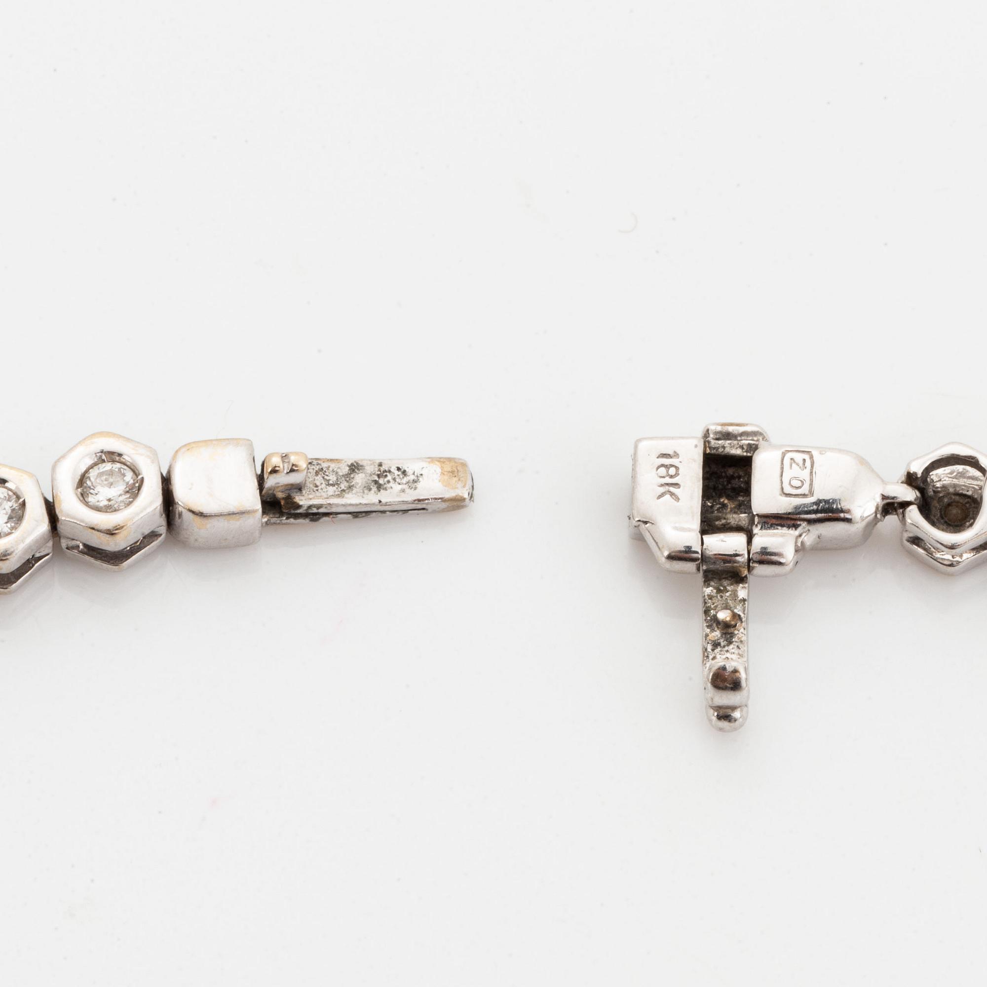 Tennisarmband, vitguld och briljantslipade diamanter.