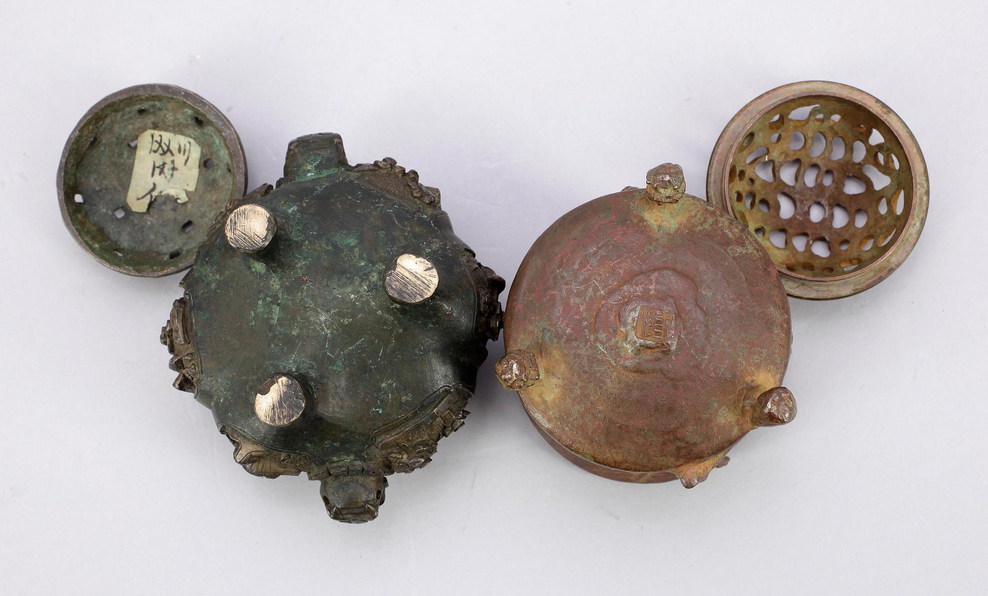 RÖKELSEKAR, 2 st, brons, ostasien.