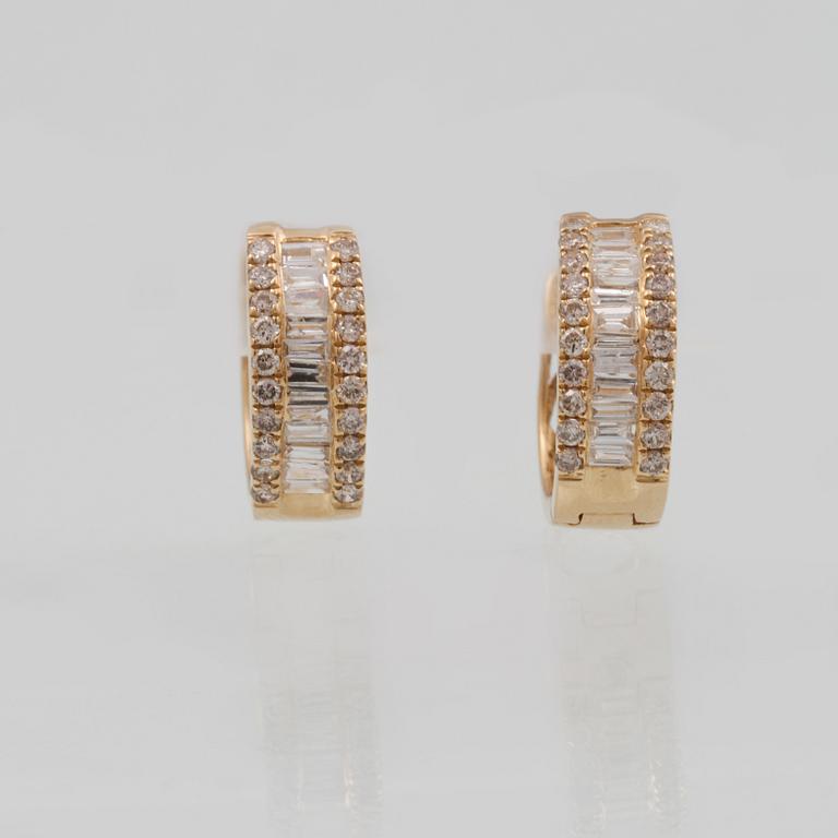 ÖRHÄNGEN, 18K guld med briljant och baguettslipade diamanter ca 0.50 ct. Vikt 2,5 gram.