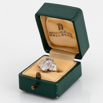 An 18K white gold ring set with old-cut diamonds with a total weight of ca 1.50 cts.