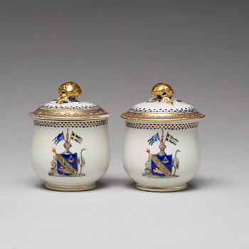 KOPPAR med LOCK, ett par, vapenporslin. Qingdynastin, Jiaqing (1796-1820).