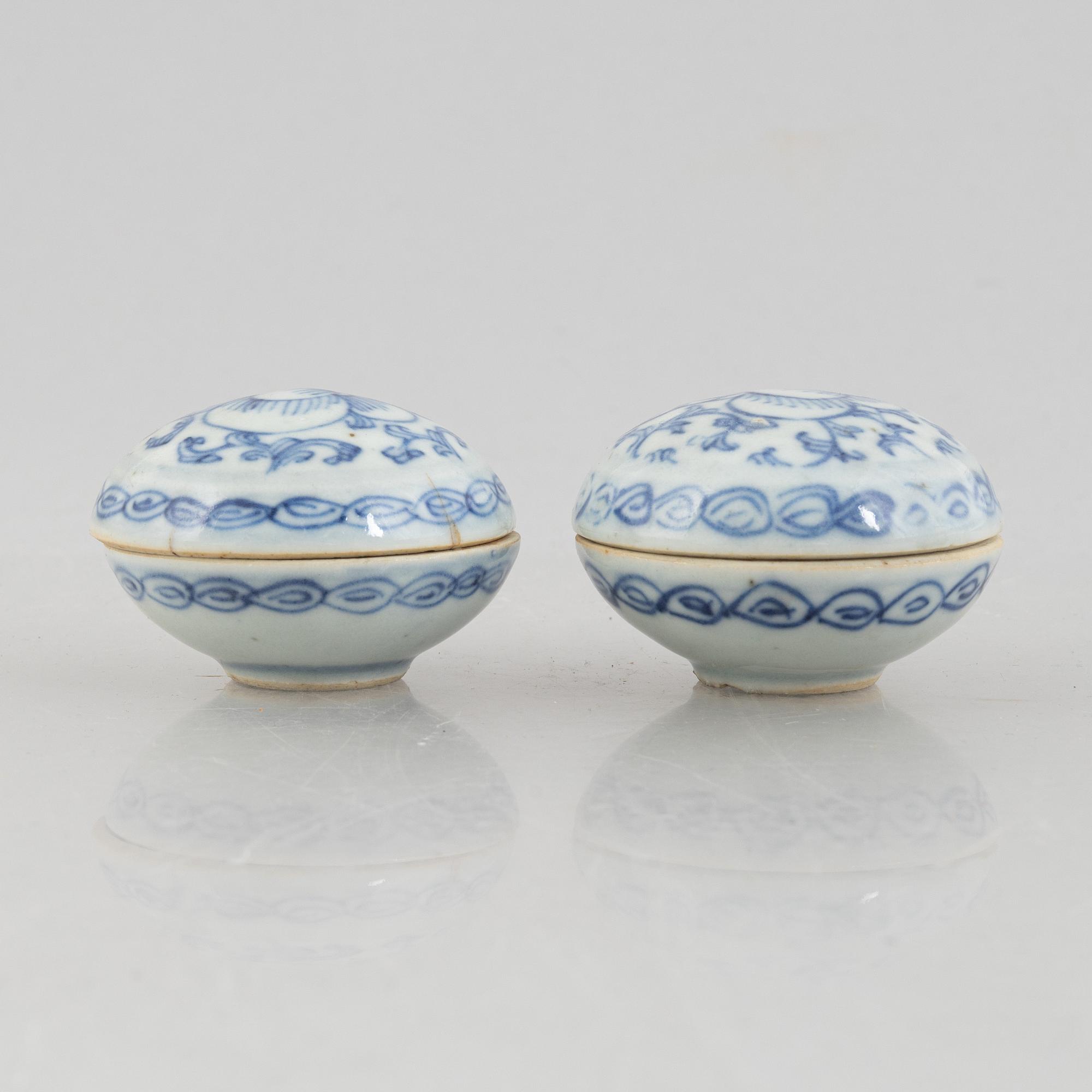 A Chinese blue and white porcelain neck stand / pillow and a pair of porcelain boxes, late Qing dynasty / early 20th cen.