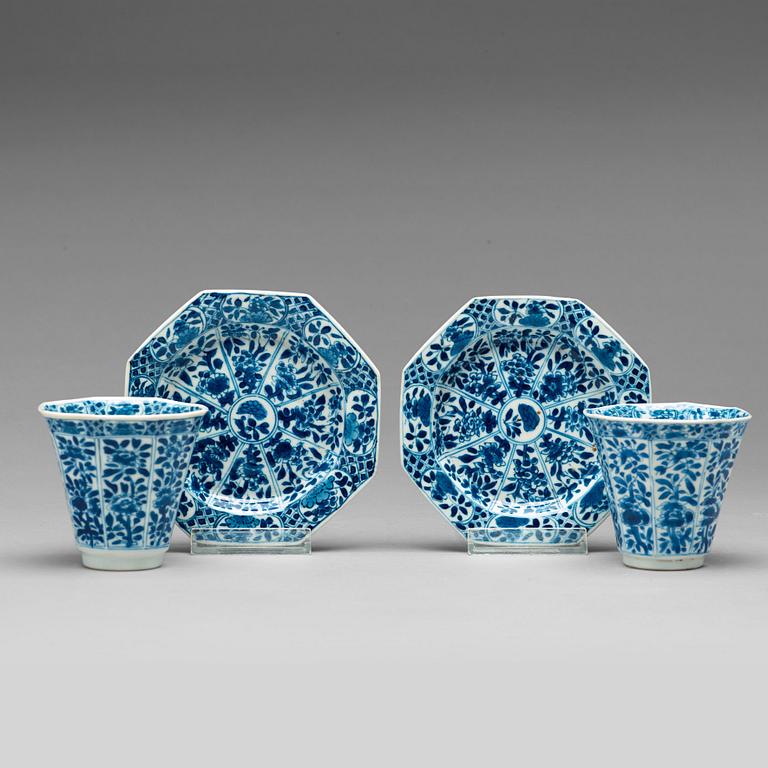 A pair of blue and white cups with stands, Qing dynasty, Kangxi (1662-1722).