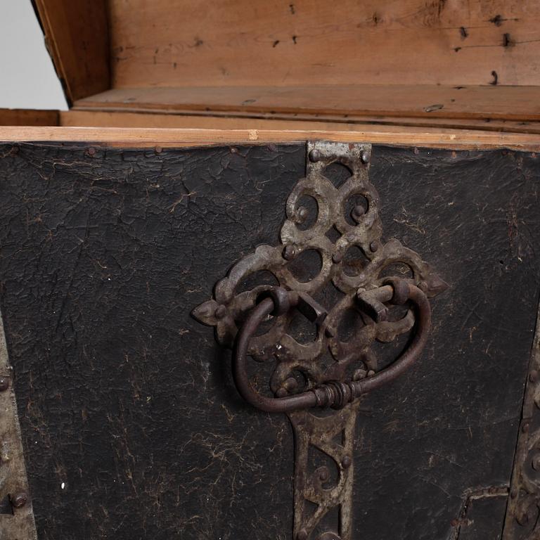 OFFICERSKISTA, karolinsk barock, daterad 1718.