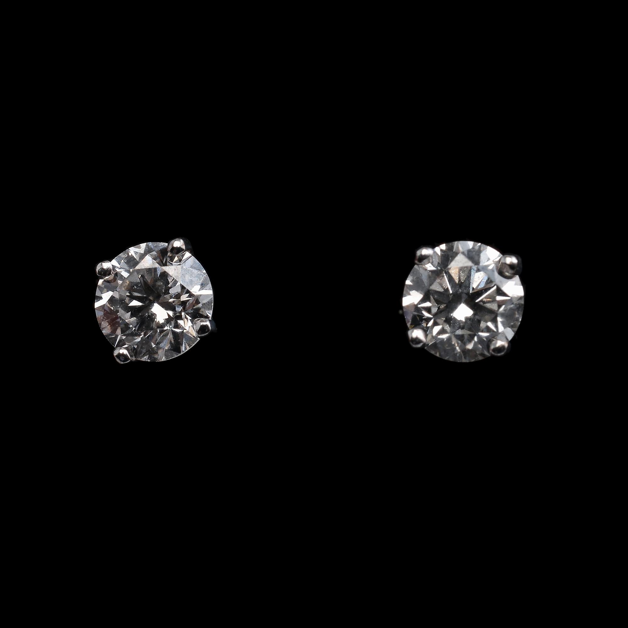KORVAKORUT, briljanttihiottuja timantteja n. 1.15 ct. 18K valkokultaa, paino 1,5 g.
