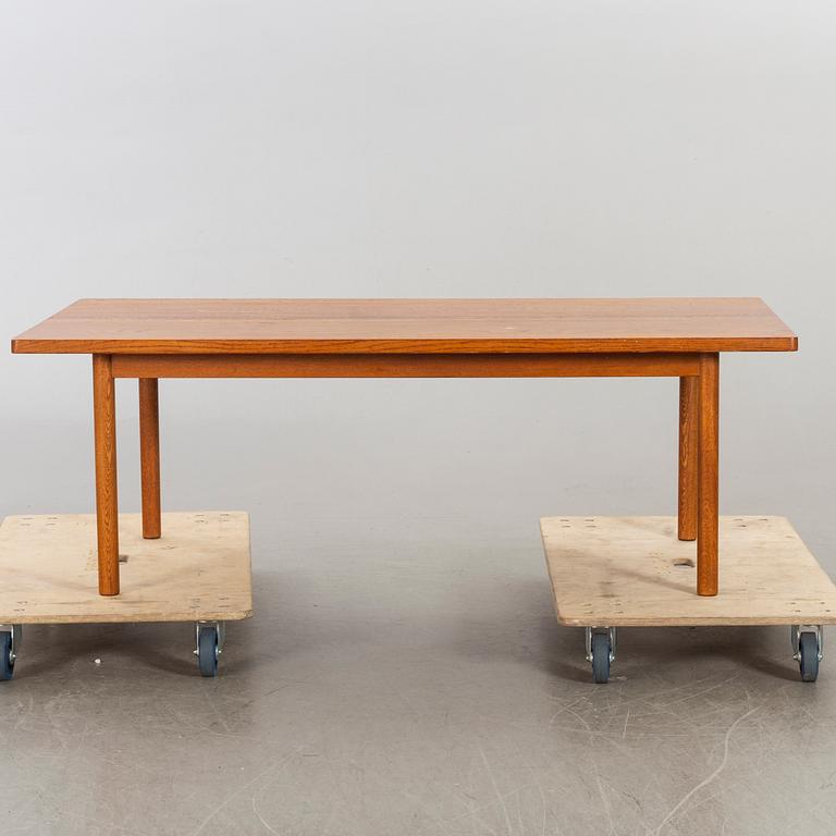 AN OAK COFFEE TABLE MID 20TH CENTURY.