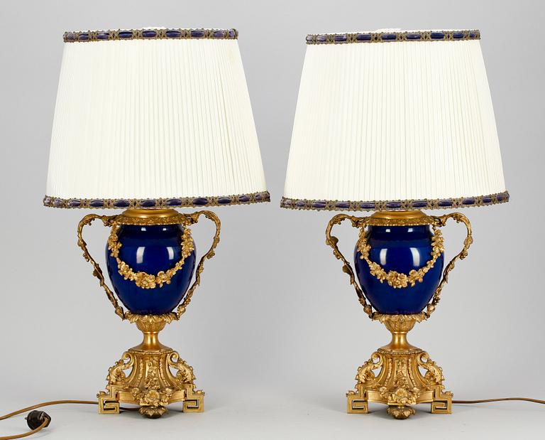 LAMPFÖTTER, ett par, brons och porslin, nyrenässans, 1800-talets slut.