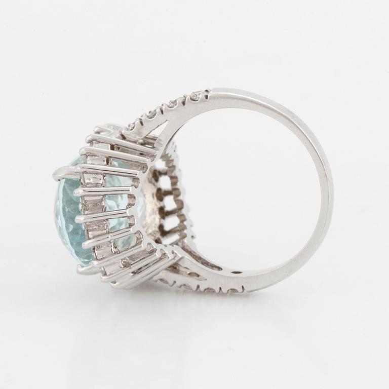 RING med akvamarin och briljantslipade diamanter.