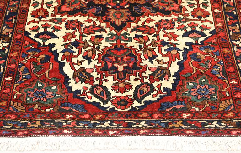 A semi-antique Bakhtiari carpet, approx. 201 x 133 cm.