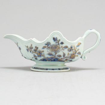 A blue and white export porcelain saucer, Qing dynasty, Qianlong (1736-95).