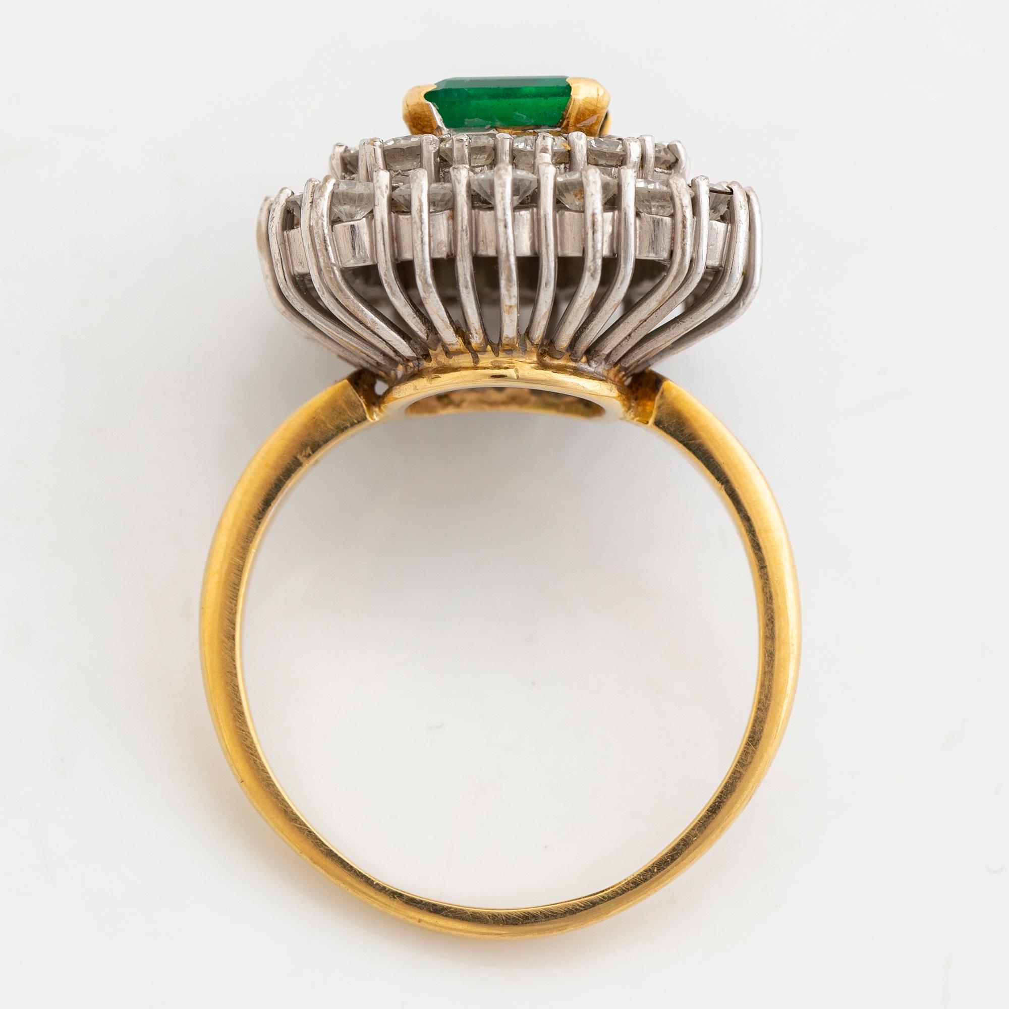 Ring, 18K guld, smaragdslipad smaragd ca 2 ct, med 32 briljantslipade diamanter totalt ca 2 ct.