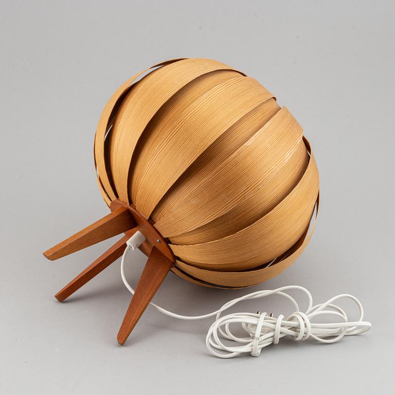 A pinewood table lamp, second half of the 20th century.