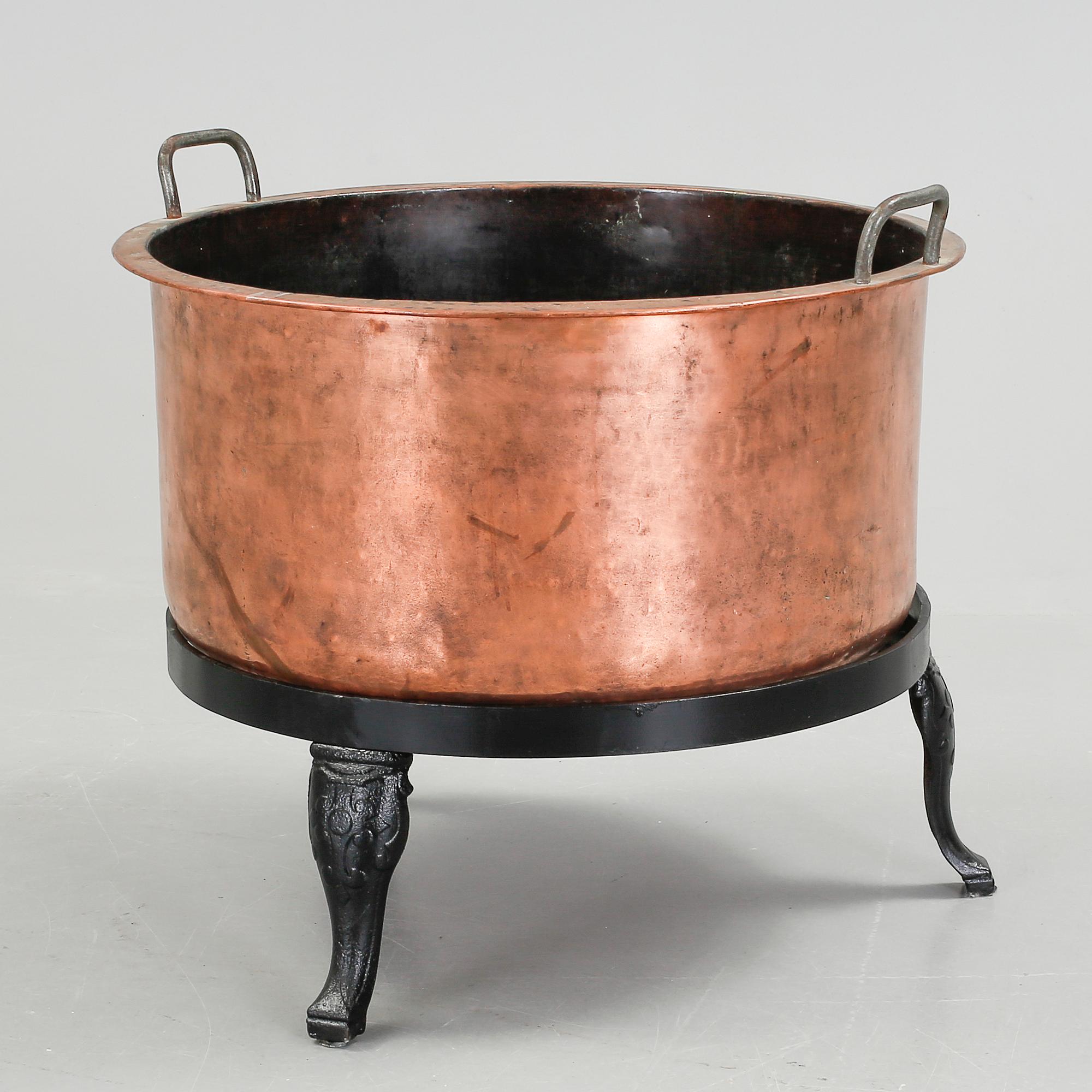 KITTEL PÅ STÄLLNING, koppar, omkring 1900.