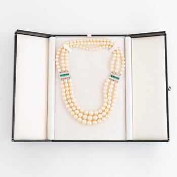 Treradig collier/armband, med doserade odlade pärlor.