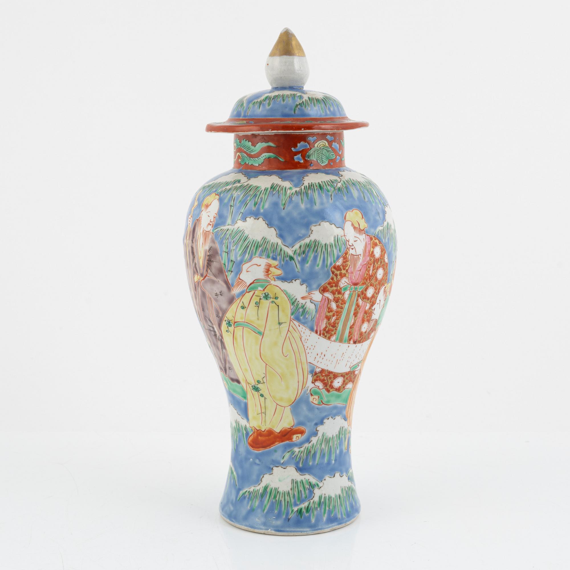 A porcelain lidded urn, Japan, 20th century.