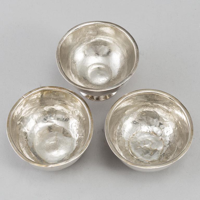 TUMLARE, 2 st samt SUPKOPP, silver, Sverige, 1700-tal.