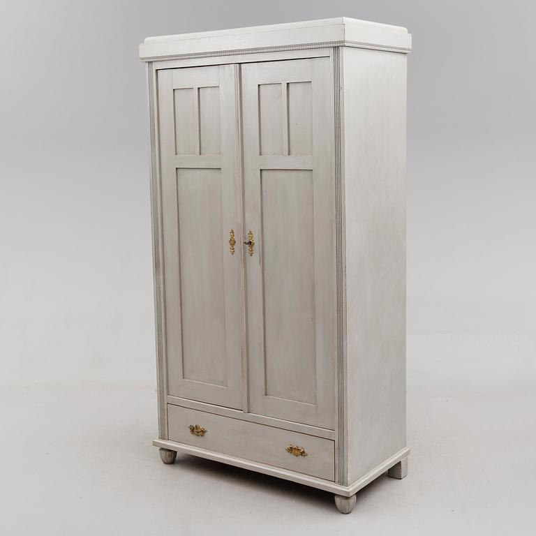 KLÄDSKÅP, omkring år 1900.