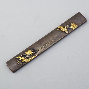 PARTI OBJEKT, trä, brons samt emalj. Kina/Japan, omkring 1900.