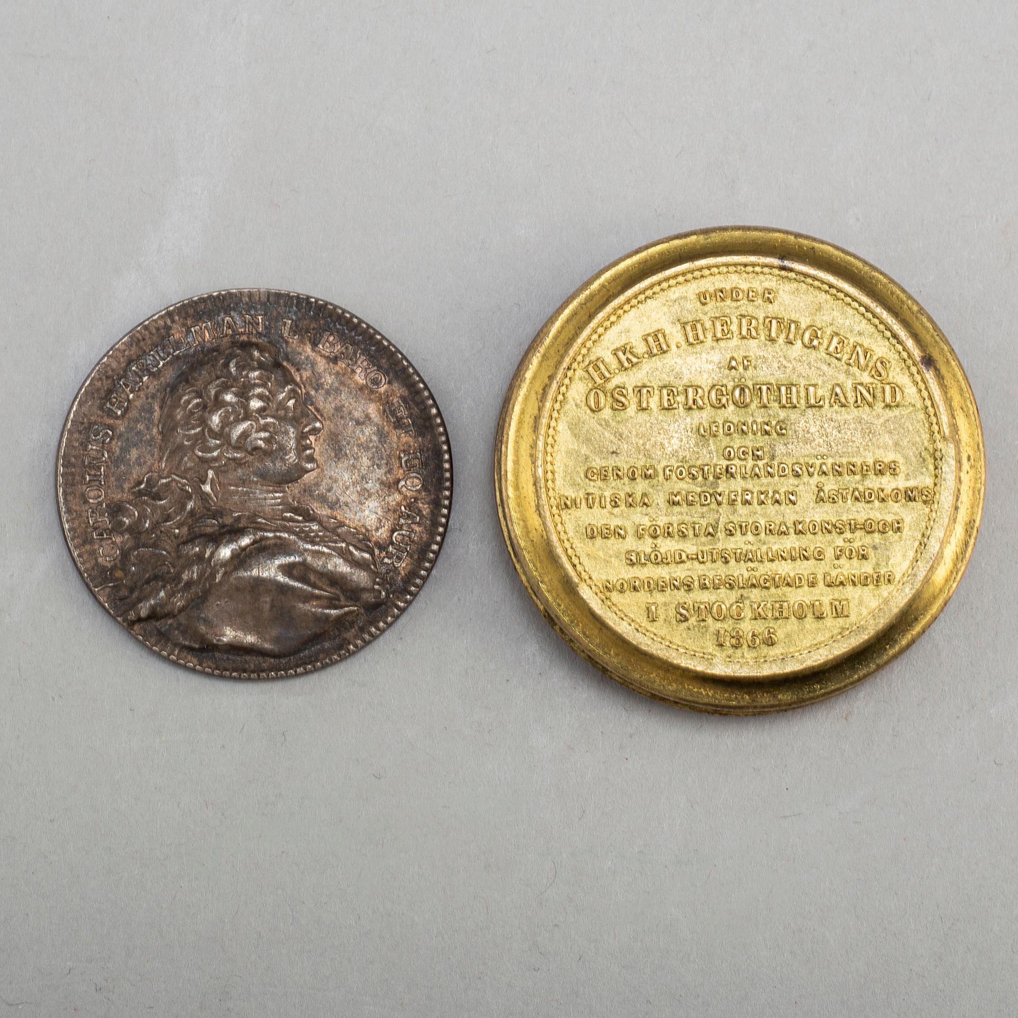A silver medal by Daniel Fehrman, 1753 and a guilded brass box from the Stockholm art- and handicraft exhibition 1866.
