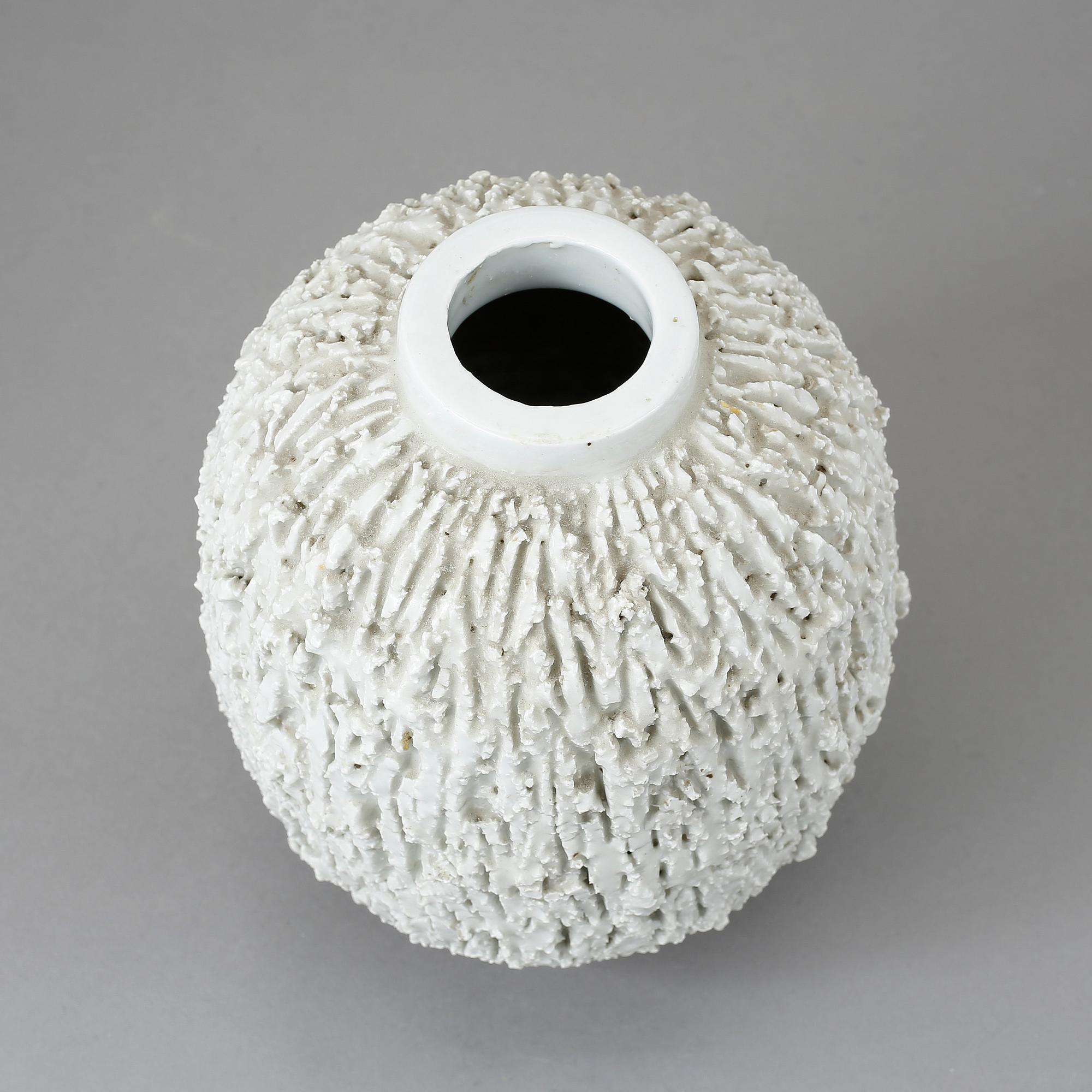 VAS, chamotterat stengods, Gunnar Nylund, Rörstrand,"Igelkottvas", formgiven 1936.