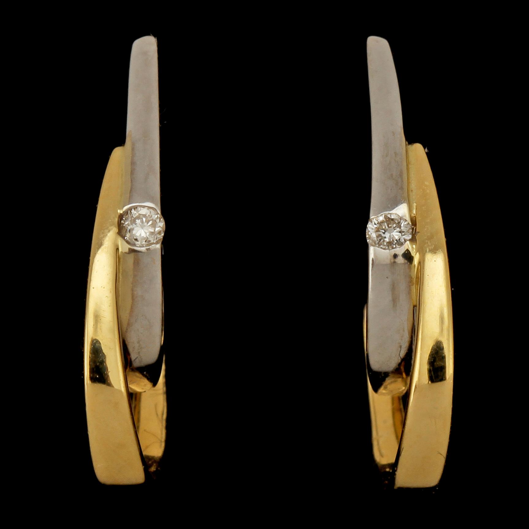 ÖRHÄNGEN, ett par, 18k guld och vitguld med 2 små briljantslipade diamanter, Hallbergs guld, 1900/2000-tal. Vikt 3 g.