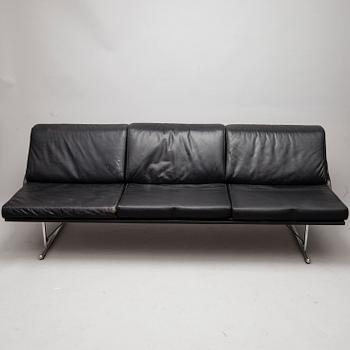 YRJÖ KUKKAPURO, SOFFA. "Experiment". Modellen formgiven 1982.