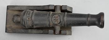 MODELLKANONER, ett par, gjutjärn, Hällefors, 1900-tal.