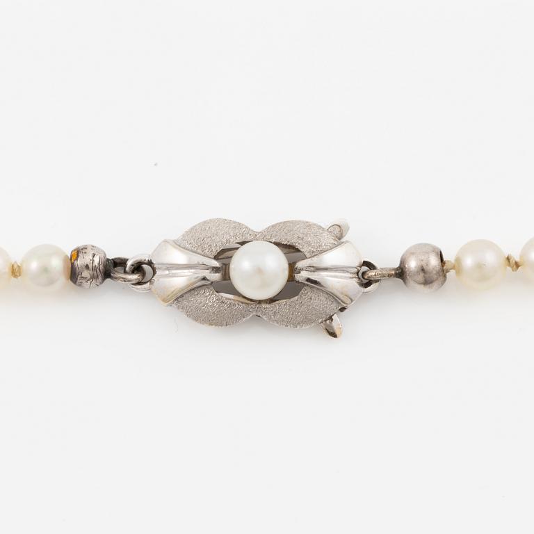 Necklace of cultured pearls with an 18K gold clasp and a cultured pearl.