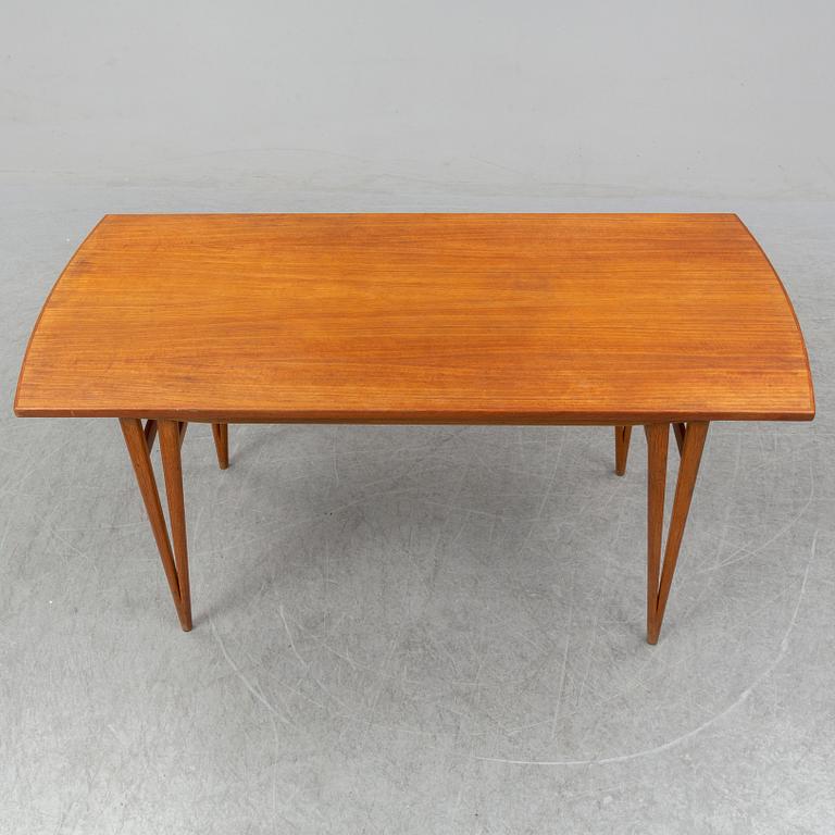 A late 20th Century coffee table.