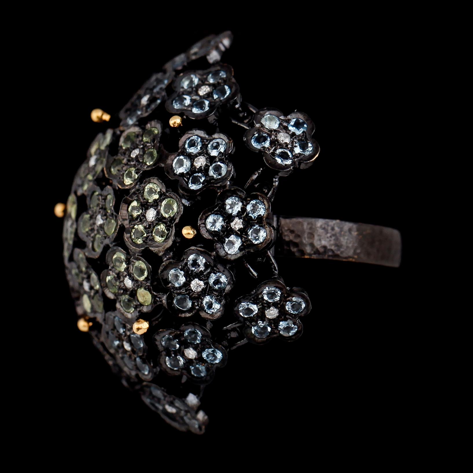 COCKTAILRING, svärtat silver/guld, gröna peridoter och blå topaser.
