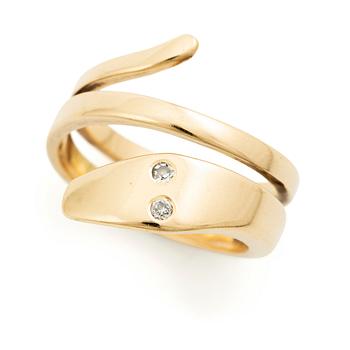 654. Sven-Erik Högberg, a ring in the form of a snake, 18K gold with round brilliant-cut diamonds, Gothenburg 1986.
