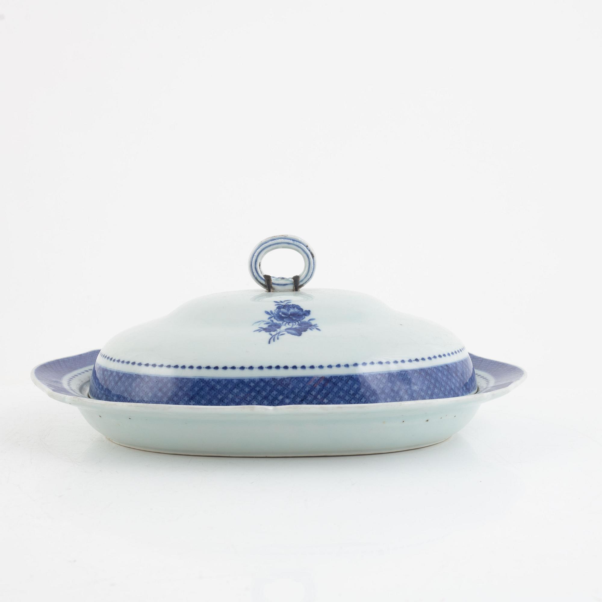 A Chinese blue and white export porcelain serving dish with cover, Qing dynasty, 18th century.