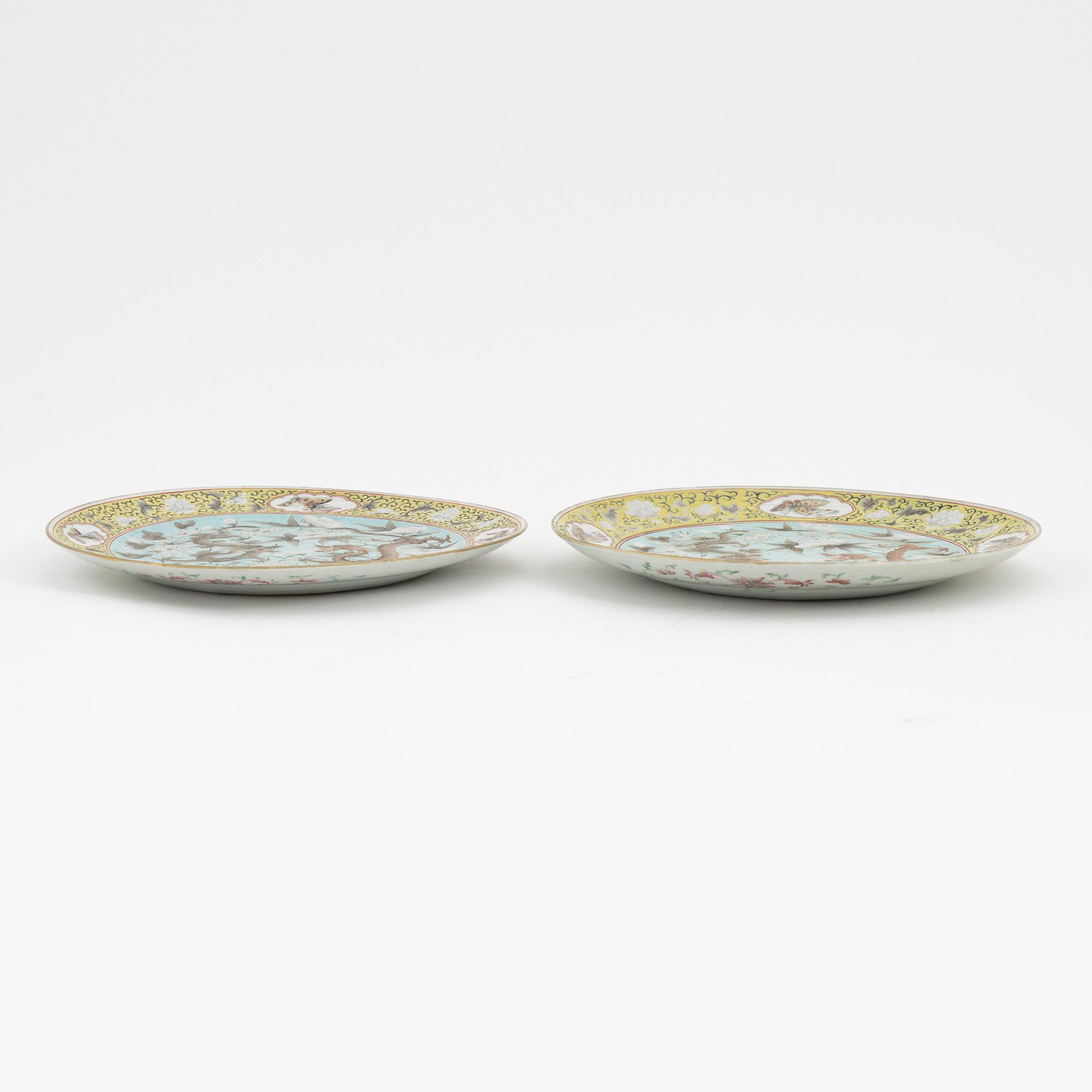 A pair of fur clawed dragon dishes, late Qing dynasty, circa 1900.