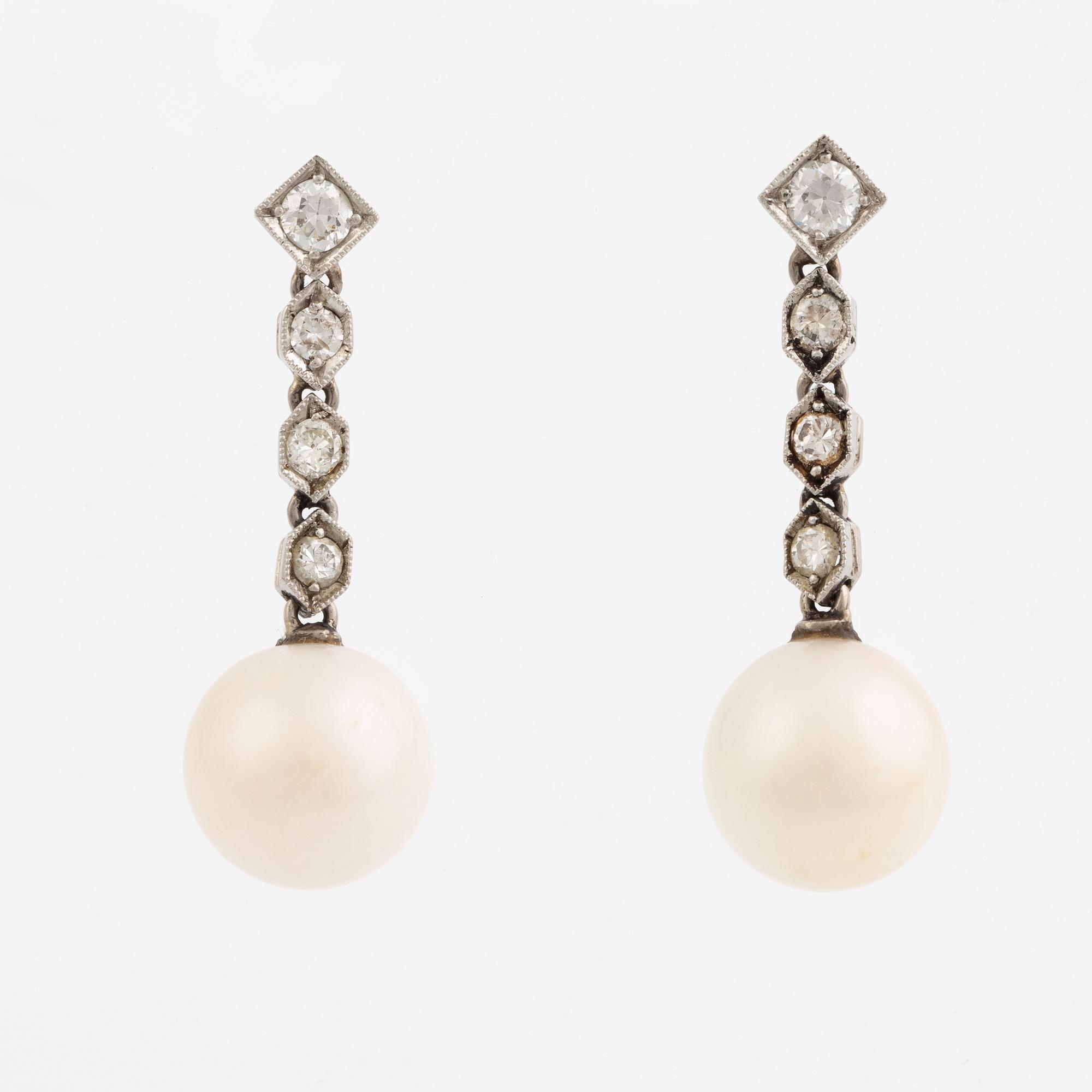 Earrings 18K white gold with pearls and brilliant-cut diamonds, probably from the first half of the 20th century.