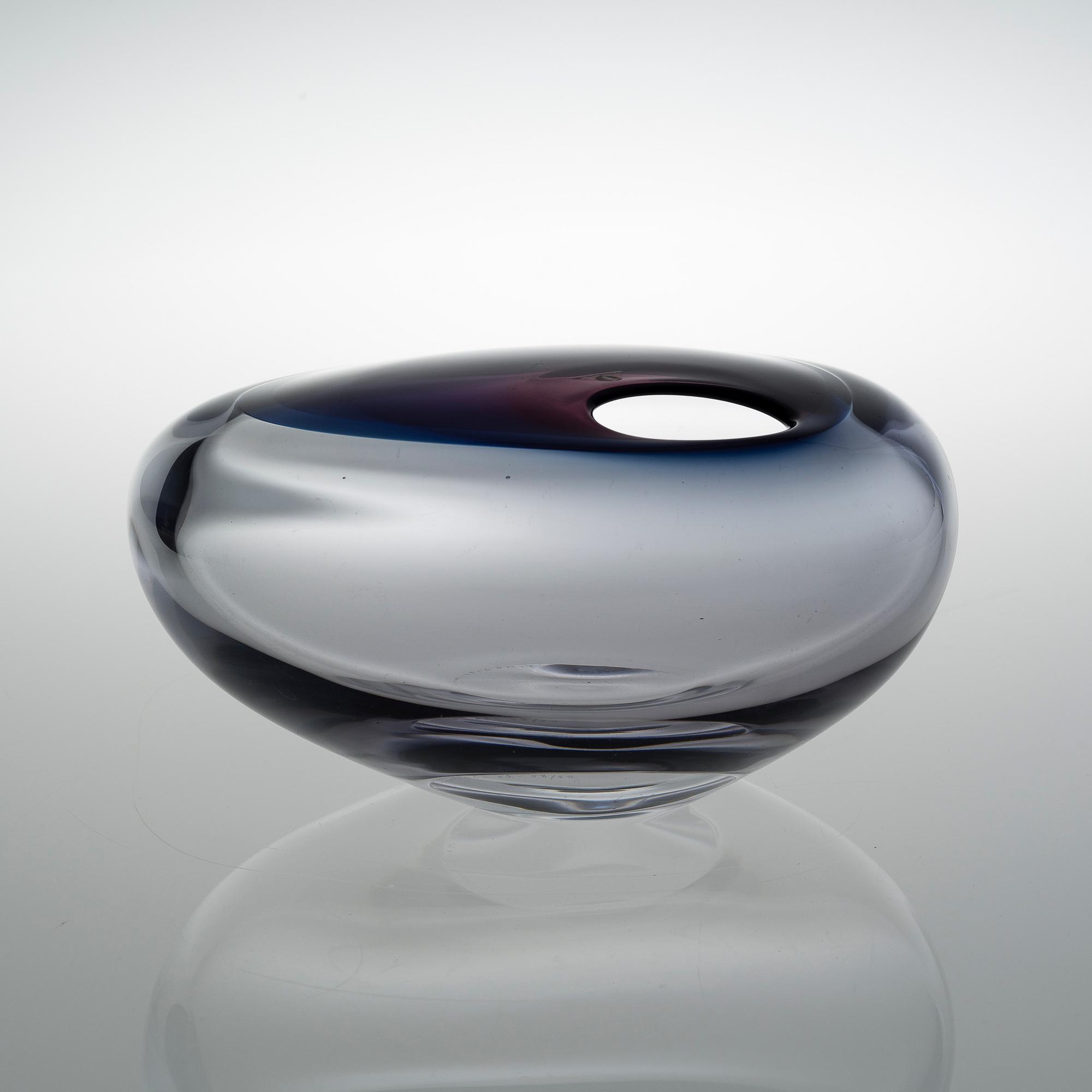 TIMO SARPANEVA, GLASSKULPTUR. Sovande fågel. Sign. Timo Sarpaneva, Iittala -62 58/77.
