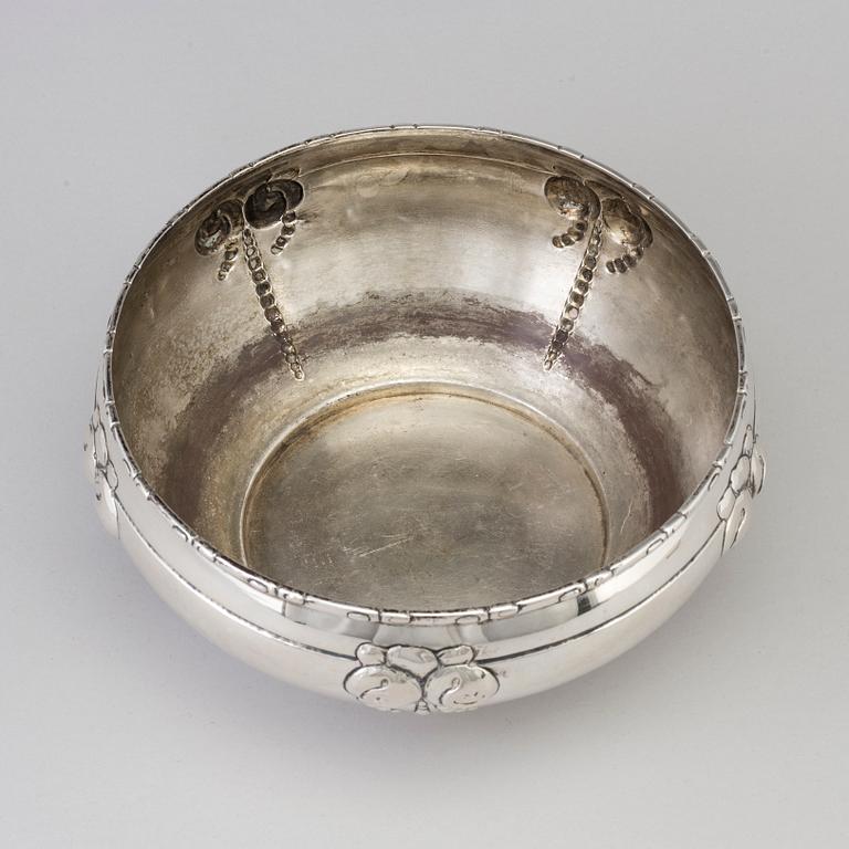 A Danish Art Nouveau silver fruit bowl, maker's mark Grann & Langlye, Copenhagen, 1916.