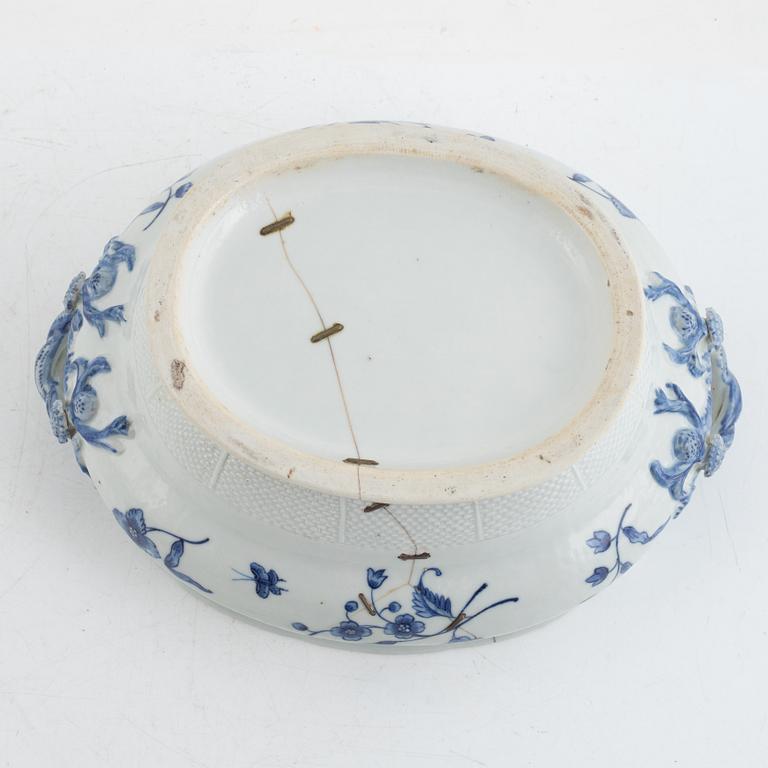 A blue and white porcelain tureen with cover, China, Qianlong (1736-95).