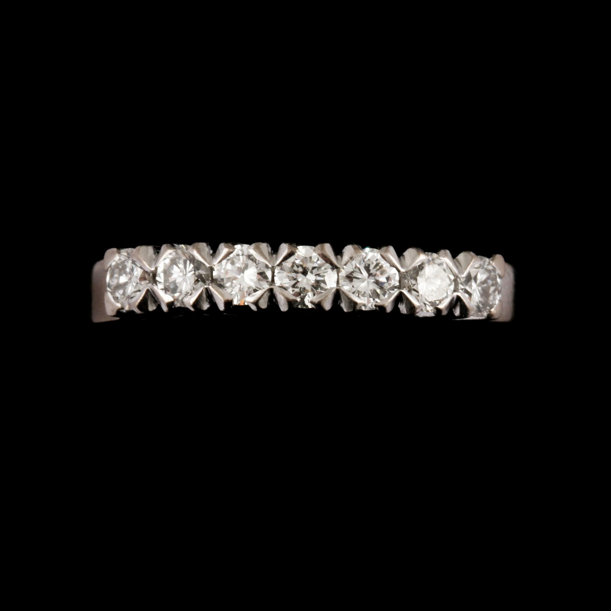 RING, 18K vitguld med 7 briljantslipade diamanter totalt 0,7ct, Juvel-Magnus, Göteborg, 1974. Vikt 4 g.