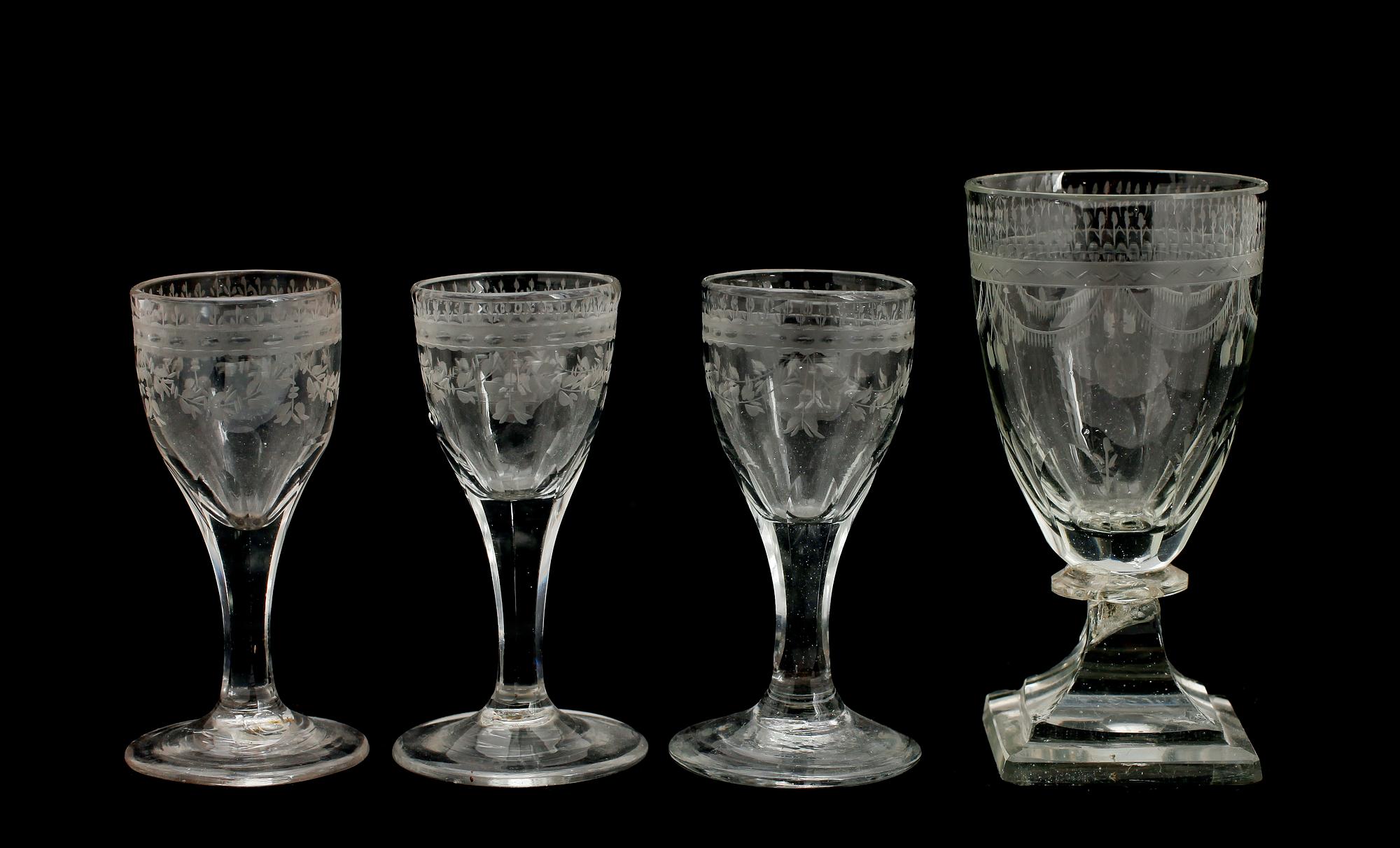 STARKVINSGLAS SAMT 3 LIKÖRGLAS, glas, 1800-tal.