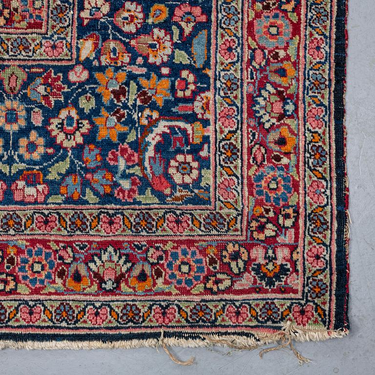 MATTO, an antique/a semi-antique Kerman, ca 384,5-391,5 x 314,5-323 cm.
