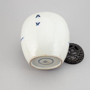 A blue and white jar, Qing dynasty, 19th Century.