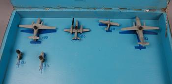 LÅDA MED MODELLER AV  RYSKA STRIDSFLYGPLAN, Västtyskland, 1950-60-tal.