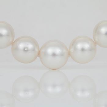 PARLCOLLIER, 'South Sea' cultured pearls with 14K guld clasp.