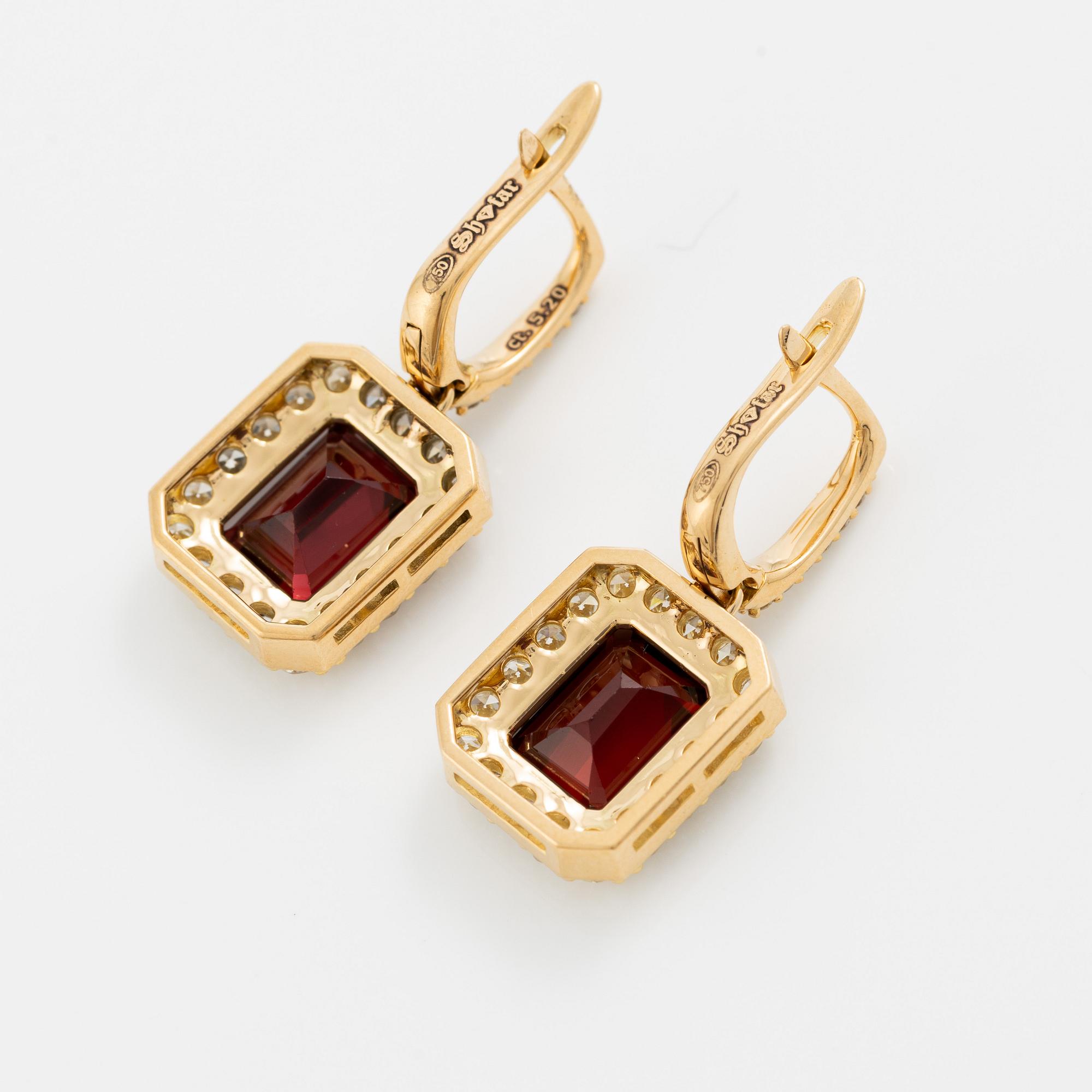 Earrings in 18K gold with garnets and octagonal- and brilliant-cut diamonds.