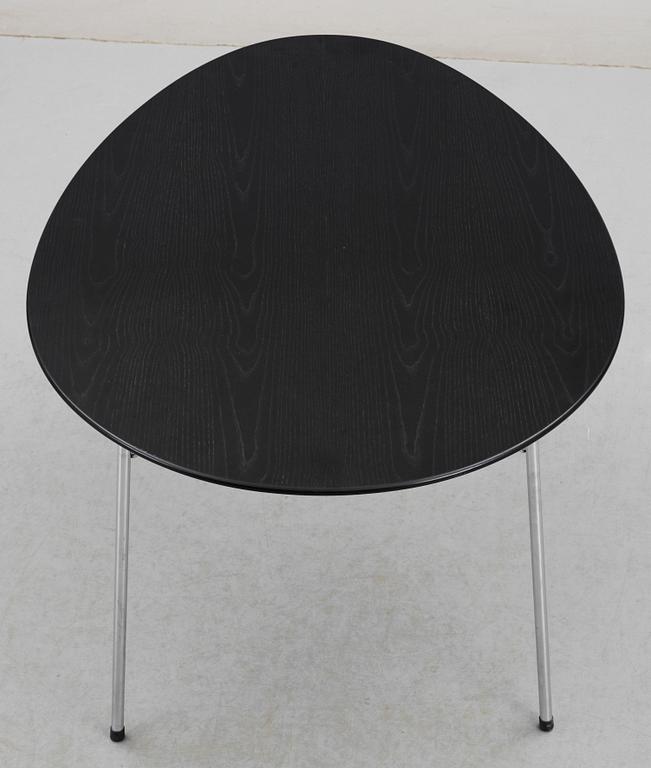 BORD samt STOLAR, 4 delar, "3603" resp "Myran", Arne Jacobsen för Fritz Hansen, 2002.