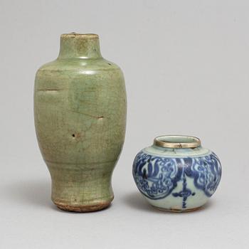 A blue and white ceramic jar and a celadon glazed vase, Ming dynasty (1368-1644).